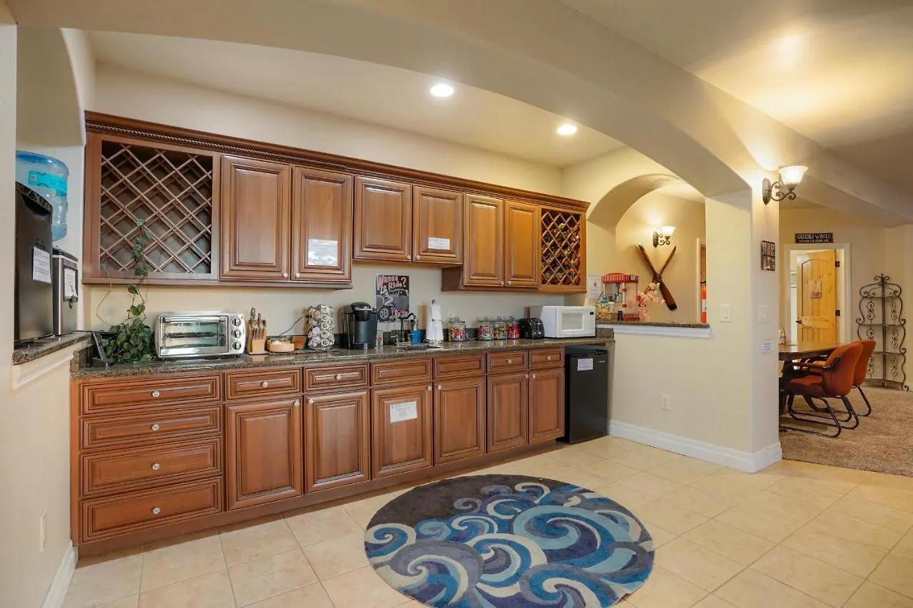Summit Villa Bnb Watkins Bed & Breakfast